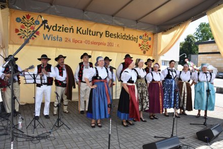 Piąty dzień Tygodnia Kultury Beskidzkiej w Wiśle - występy na małej estradzie na Pl. B. Hoffa - Zespół Wisła Plus